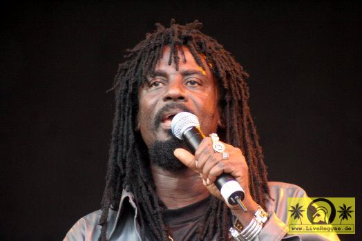 Cornell Campbell (Jam) with Mafia and Fluxie - Reggae Geel Festival, Belgien 05. August 2006 (8).jpg
